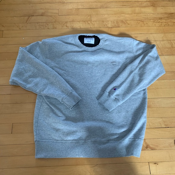 2/50!!! LIKE NEW! Champion CREWNECK - Picture 2 of 2